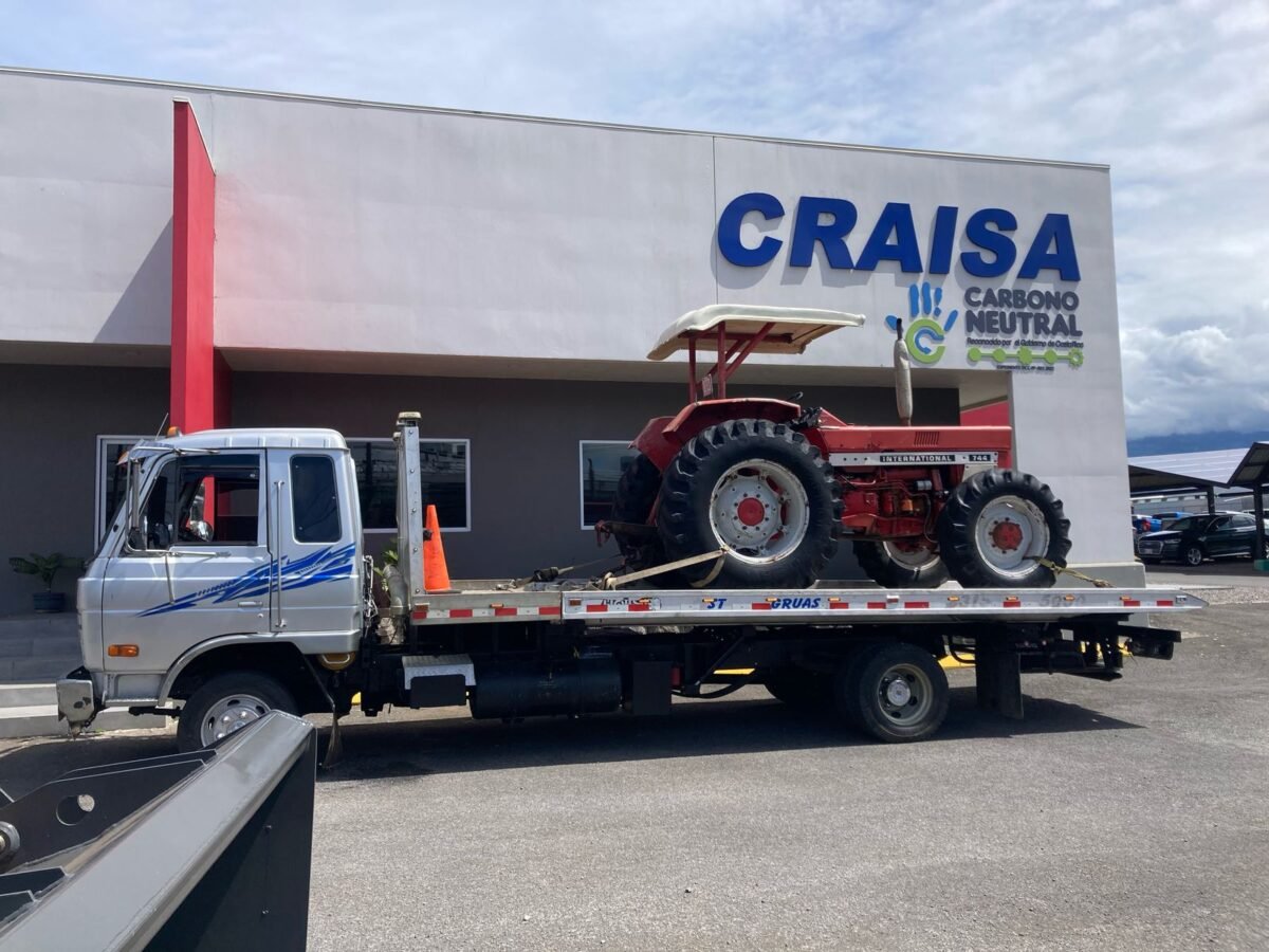 Transporte de tractor agrícola en grúa plataforma