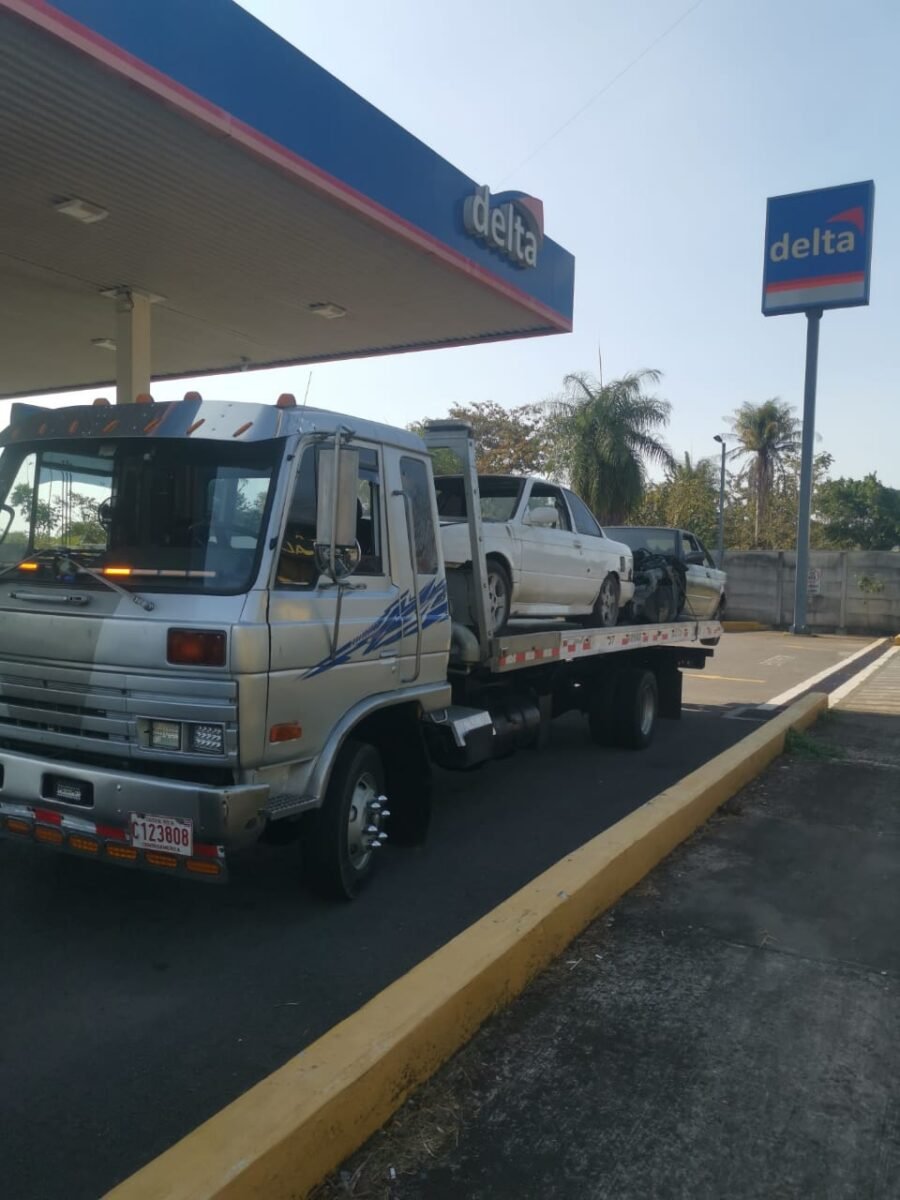 Transporte de dos camionetas en plataforma